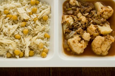 Tahta masadaki yemek tepsisindeki (masa başı) çeşitli lezzetli yiyeceklerin yakın plan çekimi.