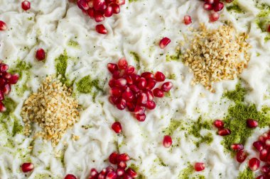 Geleneksel Türk Ramazan Tatlısı, nar tohumu, şam fıstığı ve doğranmış fındıkla süslenmiş Gullac Arka planı