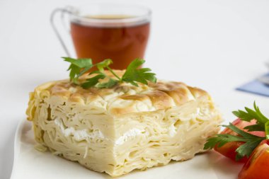 beyaz yüzeyde süzme peynirli kek