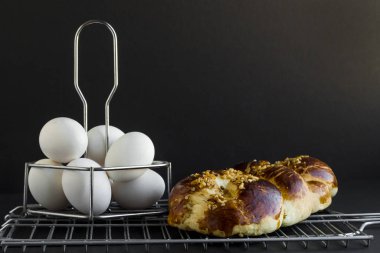 Yumurta ve ekmeğin yakın plan çekimi, Paskalya kutlaması konsepti.