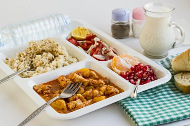 Yemek tepsisindeki (masa başı) çeşitli lezzetli yiyeceklerin beyaz üzerine yakın plan çekimi