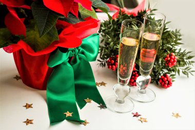 Poinsettia ve Kokina (kasabın süpürgesi) büyük yeşil saten yaylı