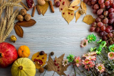 Düşen yaprakların yakın plan çekimi ve sonbahar kompozisyon arka planı için ahşap masa üstünde çeşitli mevsimlik hasat.