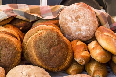 Dükkanda taze pişmiş ekmeğin yakın plan çekimi.