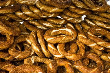 Geleneksel Türkçe, gevrek susamlı simit, simit yığını, arka plan