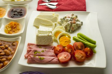 İftar masasında çeşitli lezzetli yiyeceklerin yakın plan çekimi.