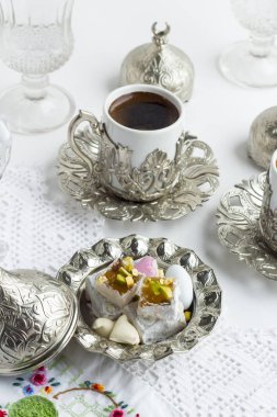 Beyaz yüzeyde lezzetli Türk şekerlerinin yakın plan çekimi