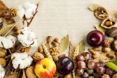 Düşen yaprakların yakın plan çekimi ve sonbahar kompozisyon arka planı için ahşap masa üstünde çeşitli mevsimlik hasat.