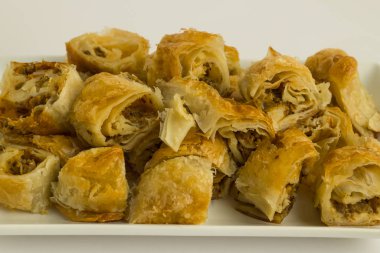 Lezzetli taze fırınlanmış baklavanın yakın plan çekimi.