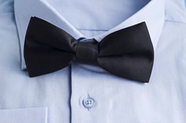 Açık Mavi Gömlekli Siyah Kravat. Babalar Günü 'nün ya da herhangi özel bir günün kavramsal görüntüsü..