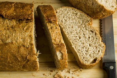 Ahşap arka plan üzerinde ekmek dilimlenmiş