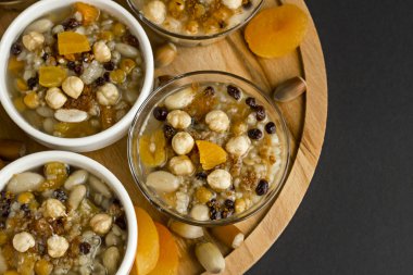 Geleneksel Tatlı Asure, Ashura, Nuh 'un Pudingi ahşap tabakta. Yukarıda fotokopi alanı ile yarım görüş..