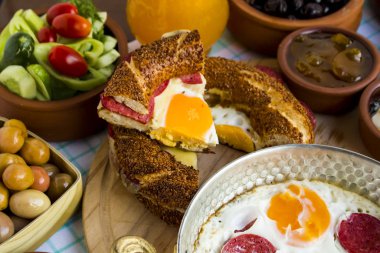 İftar masasında çeşitli lezzetli yiyeceklerin yakın plan çekimi.