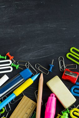 Tahta zemindeki okul malzemelerinin üst görünümü