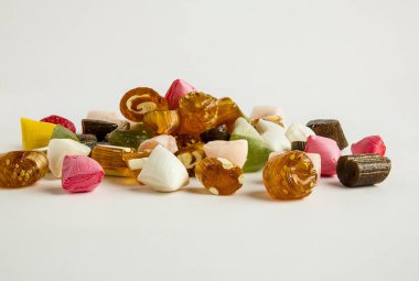 Geleneksel Türk Hard Candy beyaz akide ve çift çekimleri teknikleri üzerine