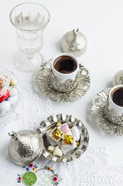 Beyaz yüzeyde lezzetli Türk şekerlerinin yakın plan çekimi