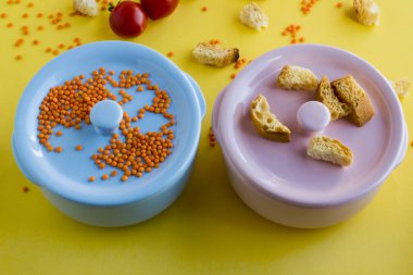 Sarı masa ve kaplarda mercimek ve ekmek