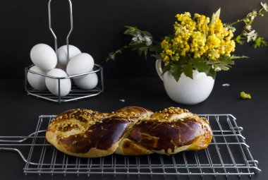 Yumurta ve ekmeğin yakın plan çekimi, Paskalya kutlaması konsepti.