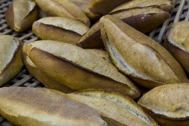 Dükkanda taze pişmiş ekmeğin yakın plan çekimi.