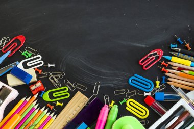 Tahta zemindeki okul malzemelerinin üst görünümü