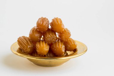 Geleneksel Türk Çıtır, Pasta Tatlısı, Tulumba beyaz arka planda parlak metal kâse içinde tasarlandı