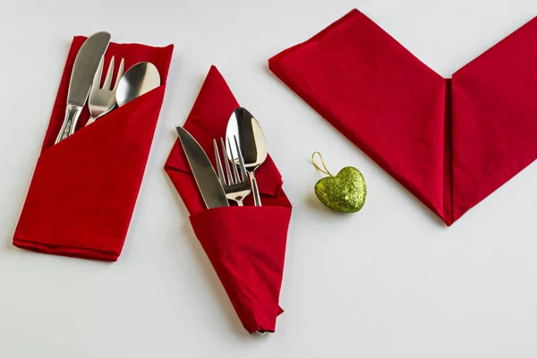 Special Folded Luxury Punainen Väri Paperi Lautasliinat Ruokailuvälineet Asetettu Valkoiselle — kuvapankkivalokuva