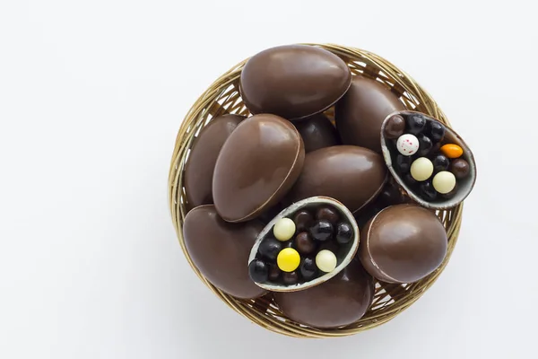 Chocolate Tradicional Ovos Cesta Vime Fundo Branco Com Espaço Para — Fotografia de Stock