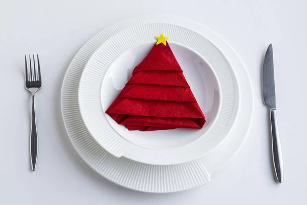 Lähikuva Kauniista Joulupöydästä Jossa Punainen Lautasliina Pöydällä — kuvapankkivalokuva