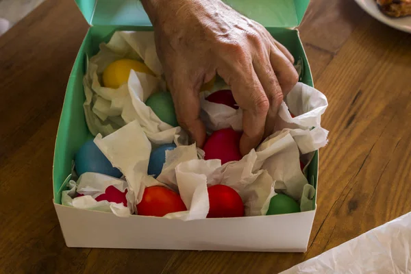 Närbild Bild Man Förpackning Färgglada Ägg Påsk Firande Koncept — Stockfoto