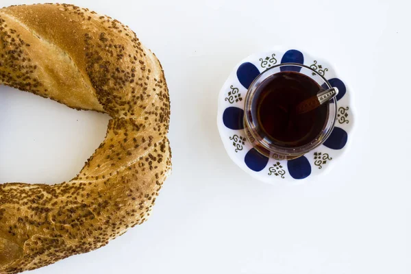 Крупным Планом Вкусный Свежеиспеченный Турецкий Бублик Кунжутом Чашкой Чая — стоковое фото