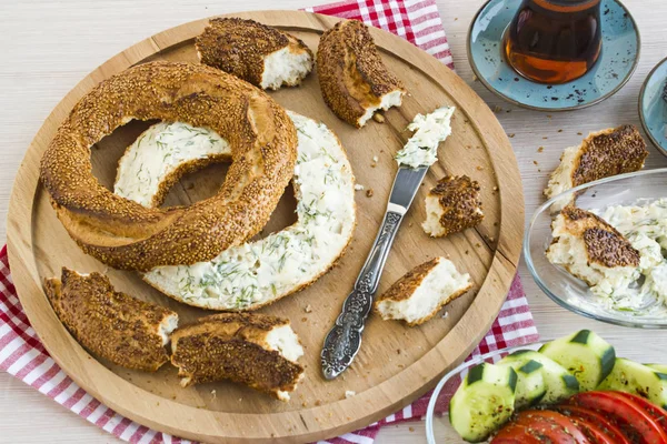 Primer Plano Delicioso Bagel Recién Horneado Mitad Con Pasta Tablero — Foto de Stock