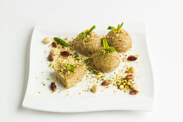 Traditional Turkish Semolina Halva Shaped Scoop Plate Pistachio Nuts Diced — kuvapankkivalokuva