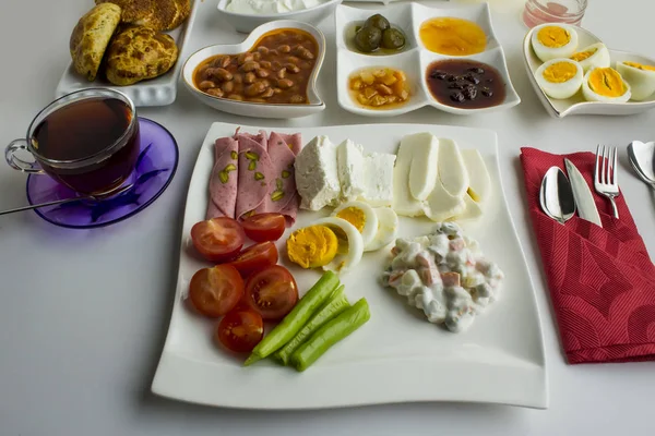 Ftar Masasında Çeşitli Lezzetli Yiyeceklerin Yakın Plan Çekimi — Stok fotoğraf