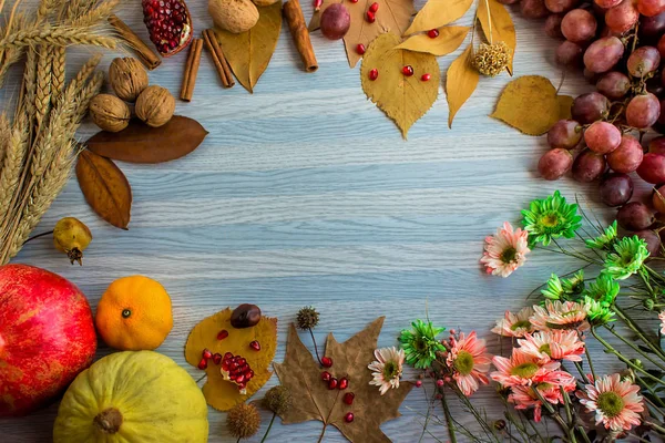 Düşen yaprakların yakın plan çekimi ve sonbahar kompozisyon arka planı için ahşap masa üstünde çeşitli mevsimlik hasat.