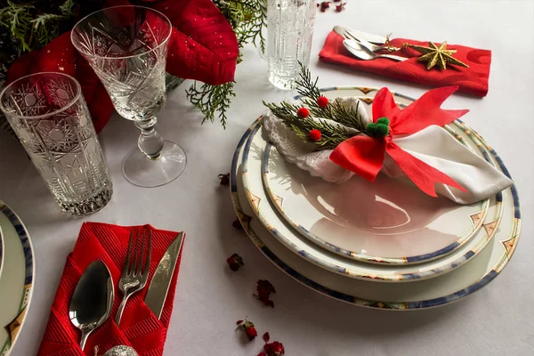 Julebord Med Elegansemiddag Røde Blomster Foldede Servietter – stockfoto