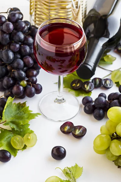 Nærskudd Røde Druer Glass Vin Hvit Bakgrunn – stockfoto
