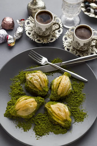 Mussel Shaped Special Turkish Baklava Grey Plate Pictachio Nuts Traditional – stockfoto