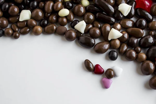 Close Shot Van Heerlijke Stapel Kleurrijke Chocolade Snoepjes Wit Oppervlak — Stockfoto