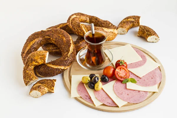 Bagel Crocante Turco Tradicional Chapa Redonda Madeira Com Chá Azeitonas — Fotografia de Stock