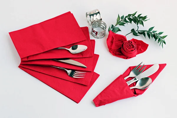 Specjalne Składane Luksusowe Czerwone Serwetki Papierowe Zestawem Sztućców Pierścieniami Serwetek — Zdjęcie stockowe