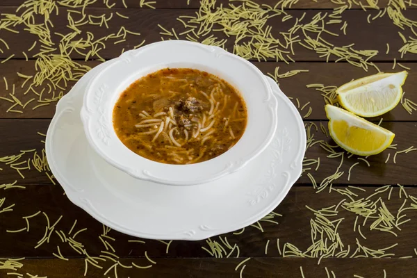 안에서 맛있는 렌즈콩 수프를 클로즈업 — 스톡 사진