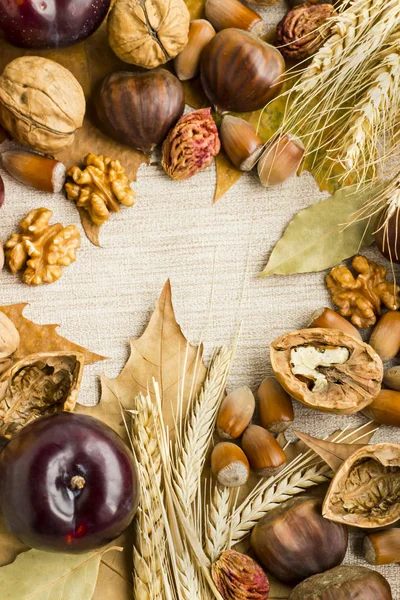 Close Shot Van Gevallen Bladeren Noten Houten Tafelblad Voor Achtergrond — Stockfoto