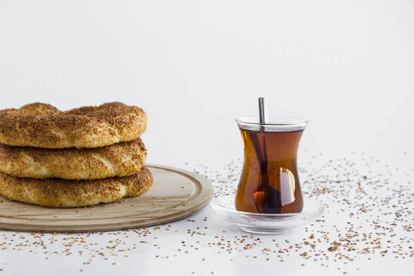 Nahaufnahme Von Köstlichem Frisch Gebackenem Bagel Auf Holzbrett Auf Weißem — Stockfoto