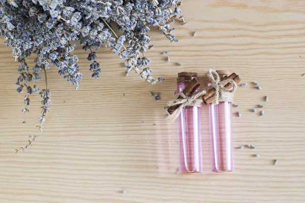 Spaolje Små Flasker Med Kork Med Tørket Lavendel Tabletop Tre – stockfoto