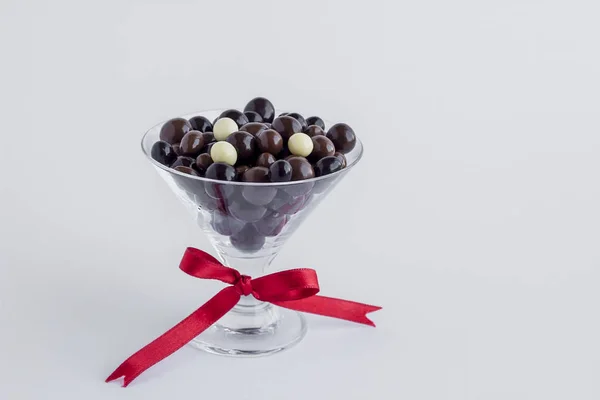 Close Deliciosos Doces Chocolate Copos Vidro Branco — Fotografia de Stock