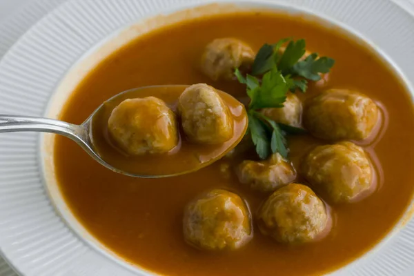Tradisjonell Tyrkisk Kjøttbolle Suppe Som Holder Ball Med Skje – stockfoto