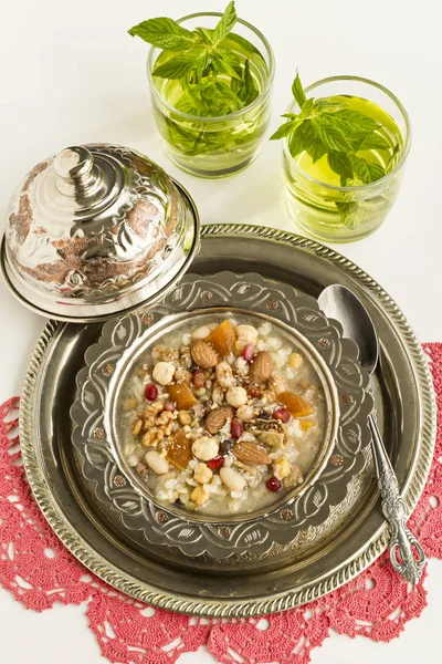 Perinteinen Turkkilainen Jälkiruoka Noah Pudding Varmista Vintage Metalli Asetettu Valkoiselle — kuvapankkivalokuva