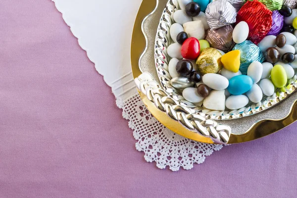 Mixed Colorful Candy Chocolates Shiny Metal Tray Handmade Lace Napkin – stockfoto