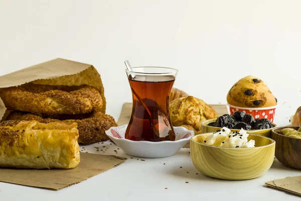 特写镜头 在拉面大餐桌上放上新鲜烘焙的各种美味面包 配上土耳其茶 — 图库照片