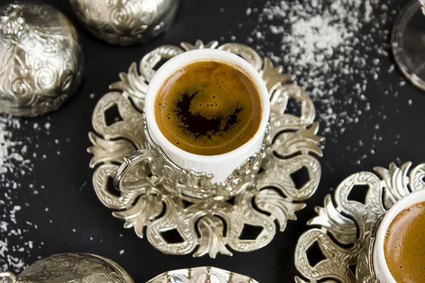Tradisjonell Tyrkisk Musserende Kaffe Stilisert Kaffekopp Sølv Den Svarte Overflaten – stockfoto